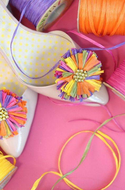 DIY Raffia Shoe Clips | damask love Raffia Crafts, Loom Flowers, Raffia Shoes, Diy Shoe, Fleurs Diy, Beaded Shoes, Embellished Bags, Homemade Jewelry, Ribbon Crafts