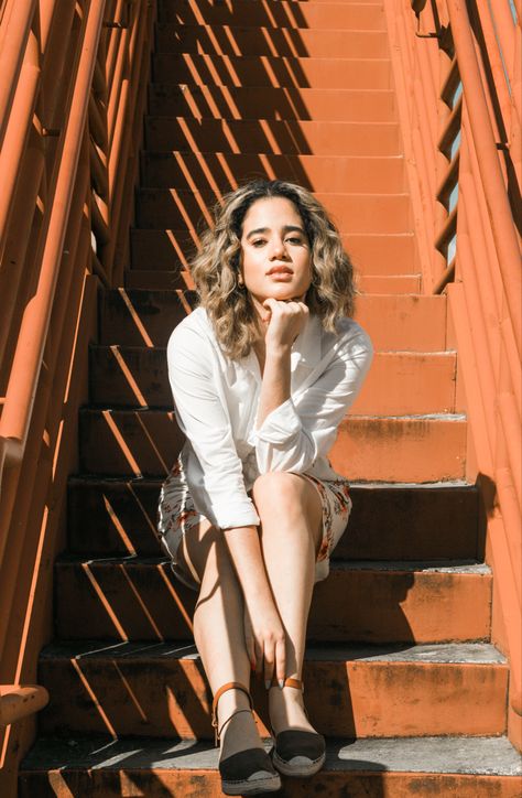 Vintage Photoshoot Poses, Woman Stairs Photography, Step Poses Photography, Female Outside Photoshoot, Pics On Stairs Ideas, Modeling Poses Outdoor, Stairs Portrait Photography, Female Photo Poses, Photoshoot On Stairs Photo Ideas