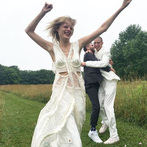 Hanne Gaby Odiele’s wedding was heartwarming, very fashionable, and came complete with her signature quirk, of course. Hanne Gaby Odiele, Alternative Bridal, Cameron Diaz, Wedding Dj, Bride Wear, Lace Wedding Dress, Margot Robbie, Just Married, Bridal Looks