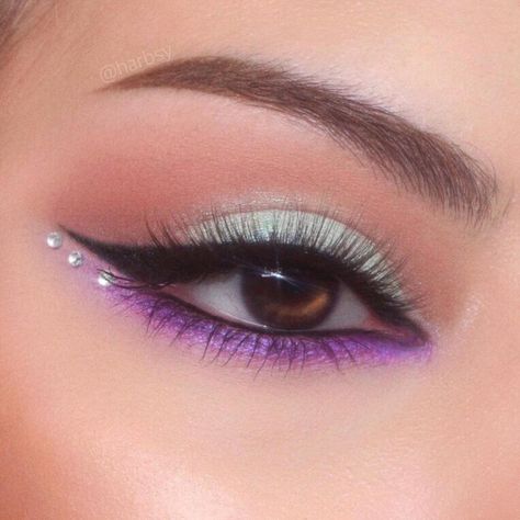 Makeup With Purple Eyeliner, Makeup With Purple, Perversion Mascara, Purple Eyeliner, Tom Ford Makeup, Purple Eye Makeup, Fall Makeup Looks, Purple Makeup, Pinterest Makeup