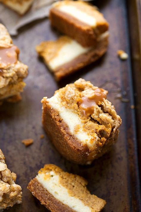 Delicious Caramel Pumpkin Cheesecake bars with a Streusel Topping Pumpkin Caramel Cheesecake, Caramel Cheesecake Bars, Pan Desserts, Pumpkin Cheesecake Bars, Pumpkin Cheesecake Recipes, Pie Cookies, Thanksgiving Food Desserts, Caramel Cheesecake, Pumpkin Recipes Dessert