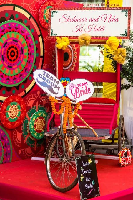 Photobooth Decor, Haldi Decoration Ideas, Haldi Ceremony Decorations, Photowall Ideas, Mehendi Decor Ideas, Haldi Decor, Wedding Background Decoration, Desi Wedding Decor, Marriage Decoration