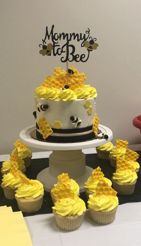 Mommy To Bee Cake, Baby Reveal Party Decorations, Bee Baby Shower Cake, Bee Baby Shower Decoration, Bumble Bee Cake, Angel Baby Shower, Gender Reveal Baby Shower Themes, Baby Shower Fruit, Baby Gender Reveal Party Decorations