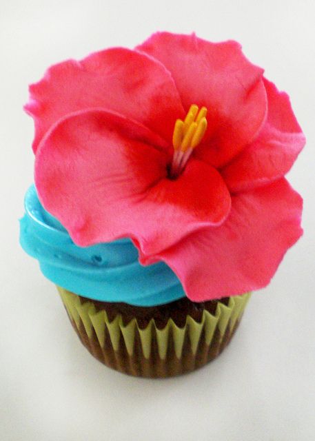 A flower theme is perfect for a girl baby shower..Decorations couldn't be easier. Baby Shower Nena, Hawaiian Cupcakes, Tropisk Fest, Hawaiian Baby Shower, Kids Luau, Pineapple Cupcake, Luau Ideas, Hawaiian Baby Showers, Festa Moana Baby