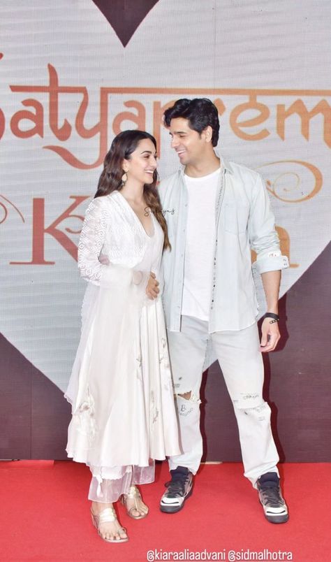 Alia Bhatt Lehenga, Siddharth Malhotra, Wedding Kurta, Wedding Kurta For Men, Sidharth Malhotra, Bollywood Couples, The Love Club, Madhuri Dixit, Kiara Advani