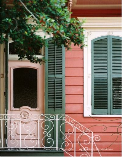 Cottage Style Front Doors, Tan House, Cottage Front Doors, Green Shutters, Casa Retro, Contemporary Exterior, Pink Door, New Orleans Homes, Exterior Color Schemes