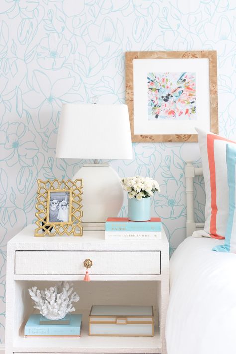 Bedroom Nightstand Decor, Nightstand Styling, Bedside Table Decor, Colorful Bedroom, Preppy Bedroom, Bedroom Nightstand, Nightstand Decor, Living Room Redo, Preppy Room