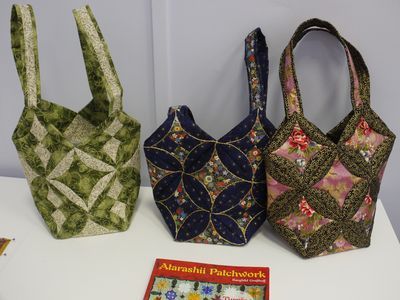 Japanese folded patchwork bags Folded Patchwork, Bargello Quilts, Patchwork Tote Bags, Sloe Gin, Japanese Patchwork, Japanese Bag, Quilted Tote Bags, Quilted Totes, Patchwork Bags