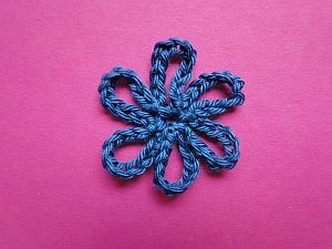 Crochet Loopy Flower Free Pattern, Flower Combos, Things To Crochet, Loop Crochet, Slip Stitches, Applique Pattern, Crochet Applique, Applique Patterns, Simple Flowers