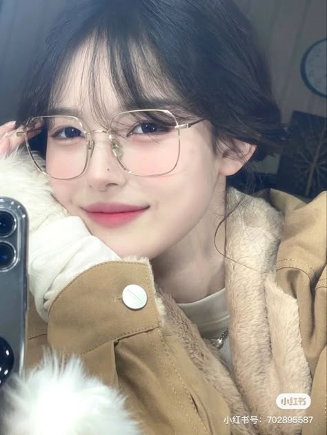 Short Hairstyle Ideas Women, Chinese Girl Makeup, Hairstyle Ideas Women, Soft Angel Aesthetic, Clear Glasses Frames Women, Japanese Grunge, Hairstyles Creative, Makeup Ulzzang, Bangs And Glasses