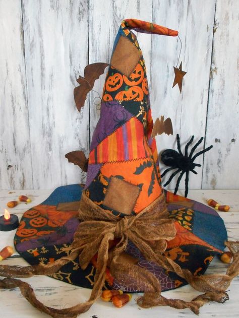 Primitive Halloween Crafts, Primitive Halloween Decor, Halloween Witch Dolls, Classy Halloween Decor, Halloween Bat Decorations, Halloween Sewing, Halloween Witch Hat, Primitive Halloween, Witch Doll