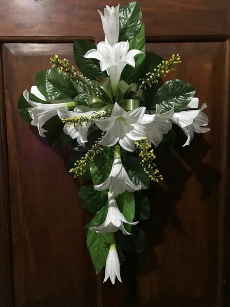 Palm Sunday Arrangements For Church, Easter Flower Arrangements For Church, Church Flower Arrangements Altars Simple, Cross Flower Arrangement, Easter Altar Decorations, Easter Church Flowers, Lent Decorations For Church, Cemetary Decorations, Palm Sunday Decorations