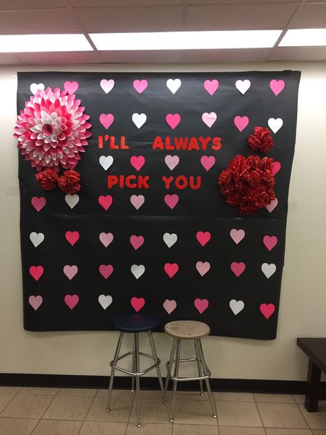 Valentines photo backdrop for elementary school dance 💕💗❤️ Valentines Dance Ideas Elementary, Valentines Picture Backdrops, Valentine Contest Ideas, Valentines Day Backdrop For Pictures, Valentine Day Dance Ideas, Elementary School Dance Decorations, Diy Valentine Backdrop, Valentines Dance Decor, Elementary School Valentines Dance