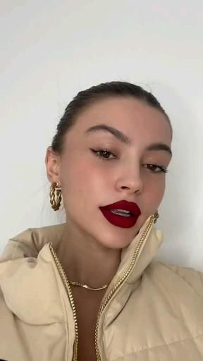 Red Lip Casual Outfit, Simple Red Lip Makeup Look, Makeup For Small Lips, Valentine’s Day Looks, Red Lipstick Outfits, Red Lips Aesthetic, Red Lips Outfit, Red Lipstick Makeup Looks, Deep Red Lips