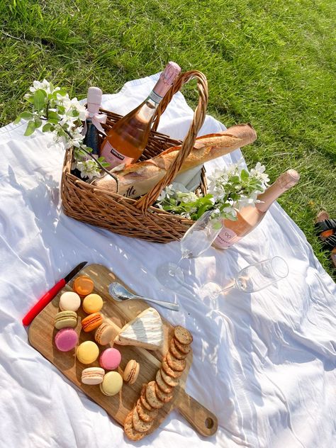 Sunny Picnic Aesthetic, Charcuterie Board Macaron, Parisian Picnic Aesthetic, Picnic Macarons, French Picnic Aesthetic, Picnic Pastries, Prosecco Picnic, Yacht Bachelorette, Picnic Champagne