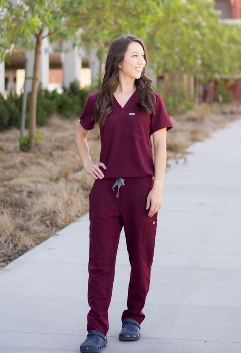 Honest FIGS Scrubs Review | Update on quality one-year later | Best scrubs | How do FIGS scrubs wear? Underscrubs tees, fleece jackets, vests, white coats, burgundy color, dark harbor, heather denim, chambray scrubs, white scrubs, pharmacist, doctor, physician, dentist, veterinarian Vet Uniform, Pt Assistant, Doctors Scrubs, Veterinarian Scrubs, Fall Outfits Plus Size, White Coats, Dark Harbor, White Scrubs, Medical Scrubs Outfit