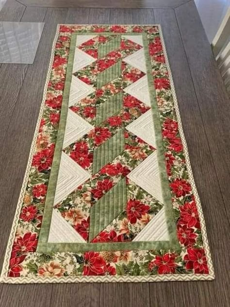 Table Runners Christmas, Christmas Table Runner Pattern, Quilted Table Runners Christmas, Quilt Table Runners, Christmas Table Runners, Christmas Table Toppers, Table Runners Patterns, Table Runner Diy, Patchwork Table Runner