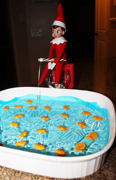 Fishing! Sitting on an ornament. Used blue Saran Wrap on top of water and goldfish crackers. The pole is made of candy cane, floss, and a paper clip. Elf Ideas Easy, Elf Kit, Goldfish Crackers, Elf Magic, Awesome Elf On The Shelf Ideas, Elf Props, Elf Activities, Xmas Elf, Elf Antics