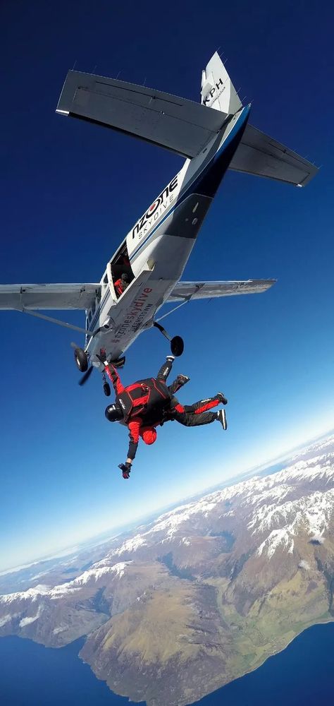 ꜰʟyɪɴɢ ᴇxᴩᴇʀɪᴇɴᴄᴇ ɪɴ ᴛʜᴇ ᴀɪʀ.... Some sports are for everyone while others are not. Skydiving is one of the latter. It is an extreme sport that is not suitable for people who have weak hearts. However, if you are up for fun and exhilaration then you should definitely try it! Biker Aesthetic, Extreme Sport, Skydiving, Extreme Sports, Try It, Helicopter, For Everyone, Aircraft, Sports