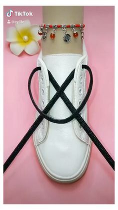 Cute Ways To Style Shoe Laces, Cool Shoelace Ideas, Cute Shoelaces Ideas, Cool Ways To Do Your Shoelaces, Shoelace Hacks Tie Shoes, Cute Shoelace Ties, Ideas For Shoelaces, Shoe Lace Patterns For Nike Air, Cool Ways To Tie Your Shoelaces