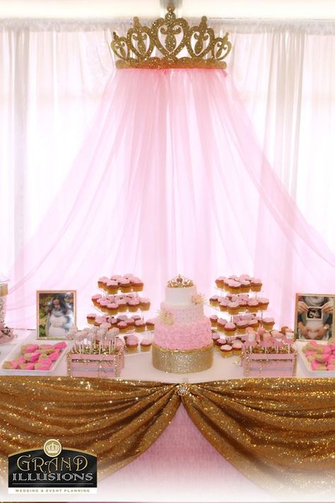 Fashionable children's parties 2019 Gold Dessert Table, Royal Decorations, Gold Dessert, Princess Theme Birthday, Gold Baby Showers, Princess Theme, Baby Shower Princess, Princess Birthday Party, Baby Princess