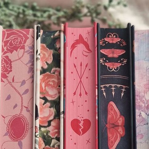 Tas ♡ on Instagram: "𝘱𝘳𝘦𝘵𝘵𝘺 𝘦𝘥𝘨𝘦𝘴 ♡  Can you guess the books from their edges?  Or tell me how you're spending your sunday x   We're in the garden, fence painting and just having an easy day before work tomorrow. I am loving the warmer weather sooo much. Hoping it stays! Happy sunday lovelies ♡   #bookstack #pinkbooks #fairyloot #onceuponabrokenheart #romantasy #thecrimsonmoth #afragileenchantment #tobleedacrystalbloom #stephaniegarber #littlefox #evangelinefox #prettybooks #guessthebook #booksta #bookstagrams #bookish #aestheticsvibes #booktok #books" Painting On Book Covers, Diy Painted Book Edges, Painting On Books, How To Paint Book Edges, Acotar Sprayed Edges, Spraying Book Edges, Painting Book Edges, Painting Book Pages Edges, Book Edges Painting