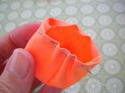 Yoyo Projects, Crochet Headband Free, Yo Yo Quilt, Yo Yos, Bow Ideas, Fabric Flower Tutorial, Yo-yos, Baby Dress Design, Spring Tree