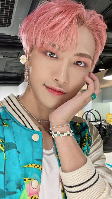 Pop Jewelry, Kpop Diy, Straykids Hyunjin Photoshoot, Park Seonghwa, Beaded Jewlery, Bead Charms Diy, Cute Asian Guys, Perfect Boy, Beaded Accessories