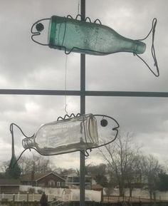 How to make DIY Antique Bottle Fish Nautical Hanging Art Display Drátěná Socha, Bottle Fish, Art Plage, Deco Nature, Antique Bottle, Junk Art, Old Bottles, Diy Hanging, Beach Crafts