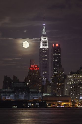 2013 Supermoon from NYC New York City Photo New York, Super Moon, City That Never Sleeps, Jolie Photo, Da Nang, Favorite City, City Life, City Lights, Empire State