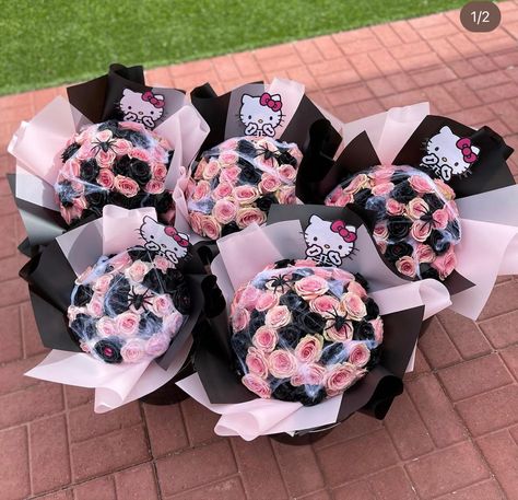 Hello Kitty Spooky Bouquet, Spooky Ramos, Spooky Bouquet Ideas, Spooky Bouquet, Ramo Ideas, Halloween Bouquet, Spooky Basket, Ribbon Rose Bouquets, Roses Bouquet Gift