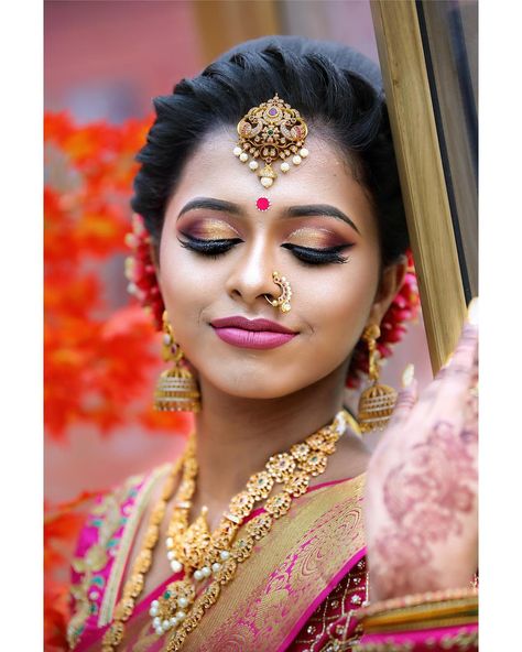 Mua @kanchana_mua Saree @va_di_vu Photo @prashanth_digital #londonmua #londonmakeupartist #sareedraping #bridalsaree #bridalmakeup #designersaree Bride Makeup Eyes, Bride Eye Makeup, Hairstyle Indian, Bridal Hair Decorations, Wedding Hairstyle Ideas, Bridal Hairstyle Indian Wedding, Bride Indian, Indian Wedding Makeup, Indian Bride Makeup