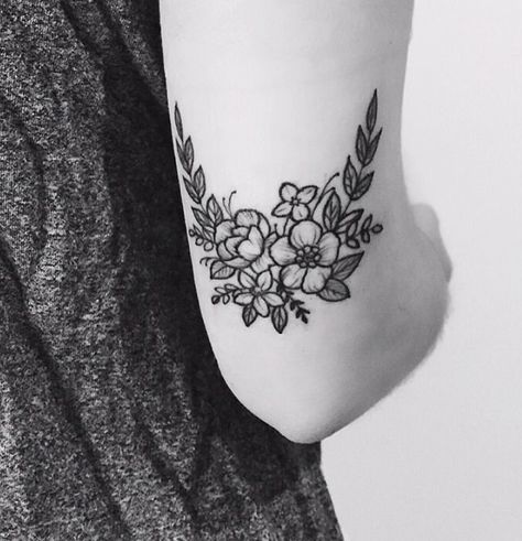 Above Elbow Tattoo, Inner Elbow Tattoos, Men Flower Tattoo, Super Tattoo, Tattoo Old School, Beautiful Flower Tattoos, Elbow Tattoos, Gothic Tattoo, Tattoo Project