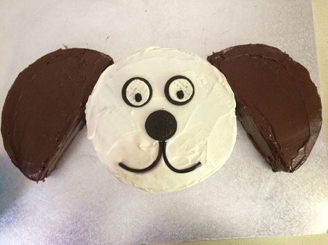 Easy dog birthday cake. 2 round cakes, 1 cut diagonally. Oreos split in half for eyes, the top of an Oreo for a nose and licorice for mouth! Easy Dog Shaped Cake, Easy Dog Cake For Kids, Simple Dog Cake Design, Easy Dog Cake, Cake Diy Easy, Birthday Cake Easy, Ideas For Birthday Cake, Birthday Cake For Father, Puppy Birthday Cakes