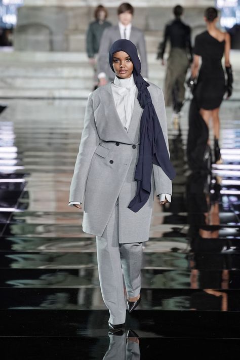 Kampong Glam, Halima Aden, Gigi And Bella Hadid, Alek Wek, Gigi And Bella, Gigi Bella, Lara Stone, Model Runway, Hijab Fashionista