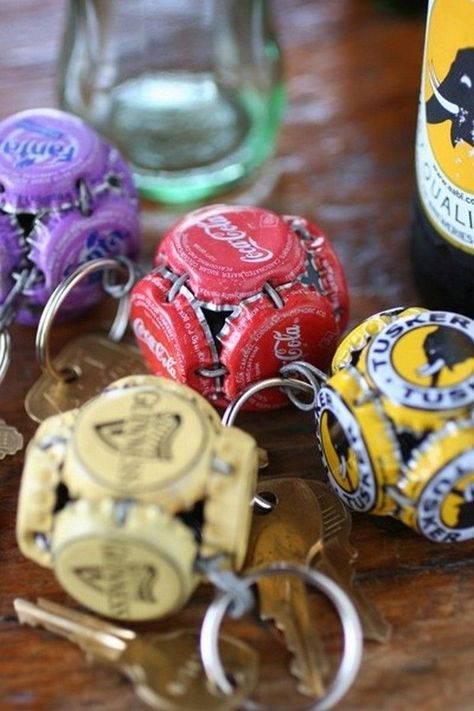 Reuse Bottles, Recycle Bottle Caps, Bottle Top Crafts, Bottle Cap Projects, Hantverk Diy, Beer Bottle Caps, Beer Bottle Cap, Bottle Cap Art, Bottle Cap Crafts