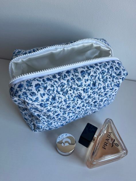 blue floral cosmetic bag Blue Pouch Bag, Aesthetic Pencil Case, Blue Pencil Case, Makeup Bag Blue, Blue Makeup Bag, Sewing Aesthetic, Flower Makeup, Floral Interior, Bridesmaid Bags