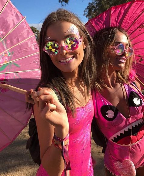 Hmmm umbrellas... Now that's a fun & unique idea! #festi-tips #ssmf2017 Festival Umbrella, Group Costumes Ideas, Edm Music Festivals, Hard Summer, Rave Festival Outfits, Rave Babe, Festival Inspo, Edc Outfits, Festival Essentials