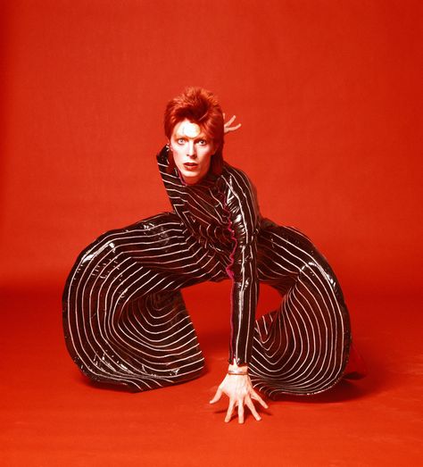 1973 Mr. Bowie as Aladdin Sane, demonstrating his innate sense for performance. “Bowie came to rock from a tradition of cabaret and musical theater, rather than following the most conventional pattern of a rocker picking up sophistication as he goes along,” John Rockwell noted in an article that year in The New York Times. David Bowie, A Man, A Photo, Black And White, White, Black