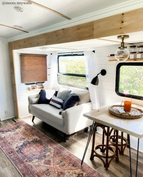 99 Inexpensive Camper Remodel Ideas For Any Budget | RV Inspiration Rv Sofa Bed, Rv Dinette, Rv Sofas, Dining Booth, Rv Furniture, Camper Trailer Remodel, Diy Camper Remodel, Rv Makeover, Rv Renovations