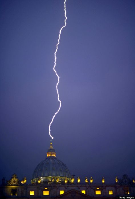 Lightning Appears To Strike St. Peter's Basilica Hours After Pope Benedict XVI Announces Resignation Le Vatican, Pope Benedict Xvi, St Peters Basilica, Pope Benedict, St Pierre, The Vatican, Lightning Strikes, Vatican City, Pope Francis