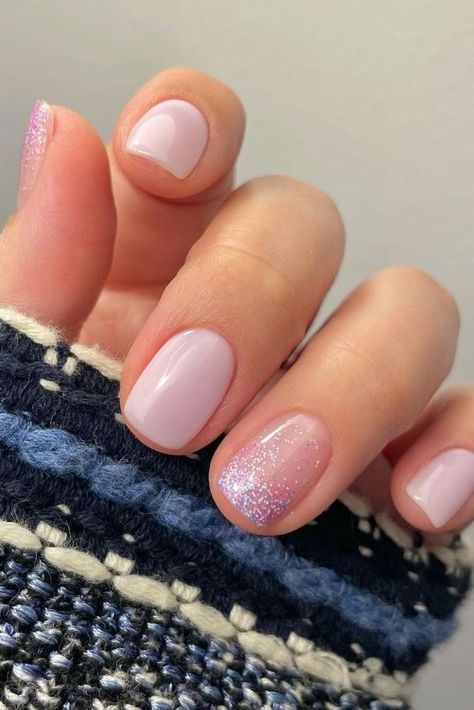 Trendy Nails Neutral Colors, Spring Subtle Nails, Hot Pink Gel Nails Short With Glitter, Cute January Nails Short, Gel Polish Manicure Short Nails, Neutral Spring Nails Gel, Spring Nails Colors Dip, Simple Nails For Spring, Shellac Spring Nails