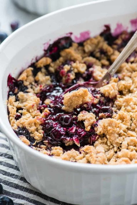 Blueberry crisp is a classic fruit dessert that calls for 9 ingredients and can be made with fresh or frozen blueberries. This summer dessert has a crunchy oat topping and a juicy blueberry filling. #blueberrycrisp #fruitcrisp #fruitdessert Gluten Free Blueberry Crisp, Blueberry Crisp Recipe, Fresh Blueberry Pie, Blueberry Dump Cakes, Berry Crisp, Blueberry Crisp, Fruit Crisp, Blueberry Desserts, Blueberry Pie