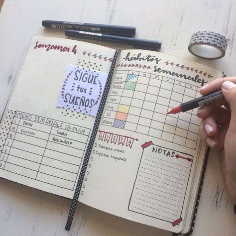 El obsesivo arte de hacerse la agenda a mano Ballet Journal, Diy Agenda, Bujo Planner, Study Book, Bullet Journal Tracker, Sketch Notes, Bullet Journal School, Planner Inspiration, Bujo Inspiration