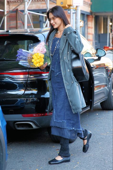 Ballet Flats Street Style, Dress Leg Warmers, Red Ballet Flats Outfit, Leg Warmers Aesthetic, Bella Hadid Fashion, Hadid Fashion, Leg Warmers Outfit, Denim Aesthetic, Ballet Flats Outfit