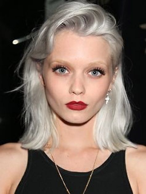 Abbey Lee Kershaw's silver hair! Bleached Eyebrows, Color Rubio, Platinum Hair, Light Blonde, Hair Envy, Grunge Hair, Platinum Blonde, 인물 사진, Hair Color Trends