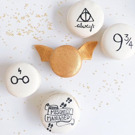 Throw the ultimate Harry Potter birthday party for your favorite witch or wizard in your life with these magical ideas. #harrypotterbirthdayparty #kidsbirthdaypartyideas Harry Potter Hat Cake, Harrypotter Birthdaycake, Harry Potter’s Birthday Cake, Party Macarons, Harry Potter Party Invitations, Harry Potter's Birthday Cake Hagrid, Harry Potter Cake Sorting Hat, Blue Sweets, Harry Potter Birthday Invitations