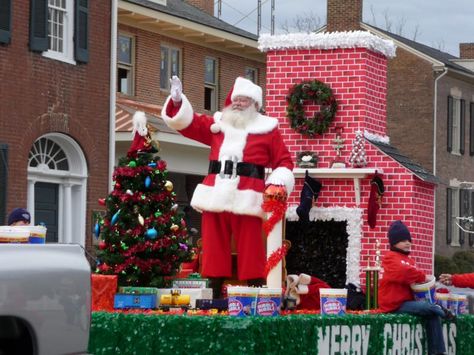 Santa chimney float Parade Float Diy, Christmas Parade Floats, Tennessee Christmas, Floating Decorations, Holiday Parades, Christmas Child, Operation Christmas, Christmas Float, Christmas Yard Decorations