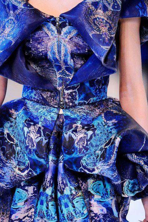 Alexander McQueen Spring 2010 Ready-to-Wear Collection - Vogue Marine Life Fashion, Detail Couture, Lee Alexander Mcqueen, Alexander Mcqueen Fashion, Savage Beauty, Mcqueen Fashion, Mc Queen, Couture Designers, Couture Mode