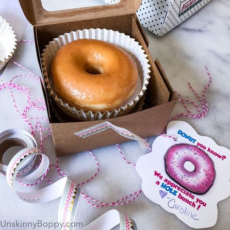 Donut Teacher Appreciation Free Printable -- Donut you know? We appreciate you a Hole bunch.     So cute for teachers or Mother's Day gift ideas. FREE PRINTABLE! #teacherappreciation #teachersgift #teachergift #giftidea #freeprintable #donut #donuttheme #doughnut #krispiekreme #krispiekremedoughnuts Donut Teacher Appreciation Printable, Donut Teacher Appreciation, Favorites Questions, Parent Appreciation, Free Teacher Appreciation Printables, Team Treats, Donut Printable, Employee Rewards, Krispy Kreme Donuts